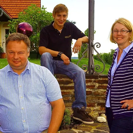 Bed & Breakfast Weingut Albert, Familie Cramer